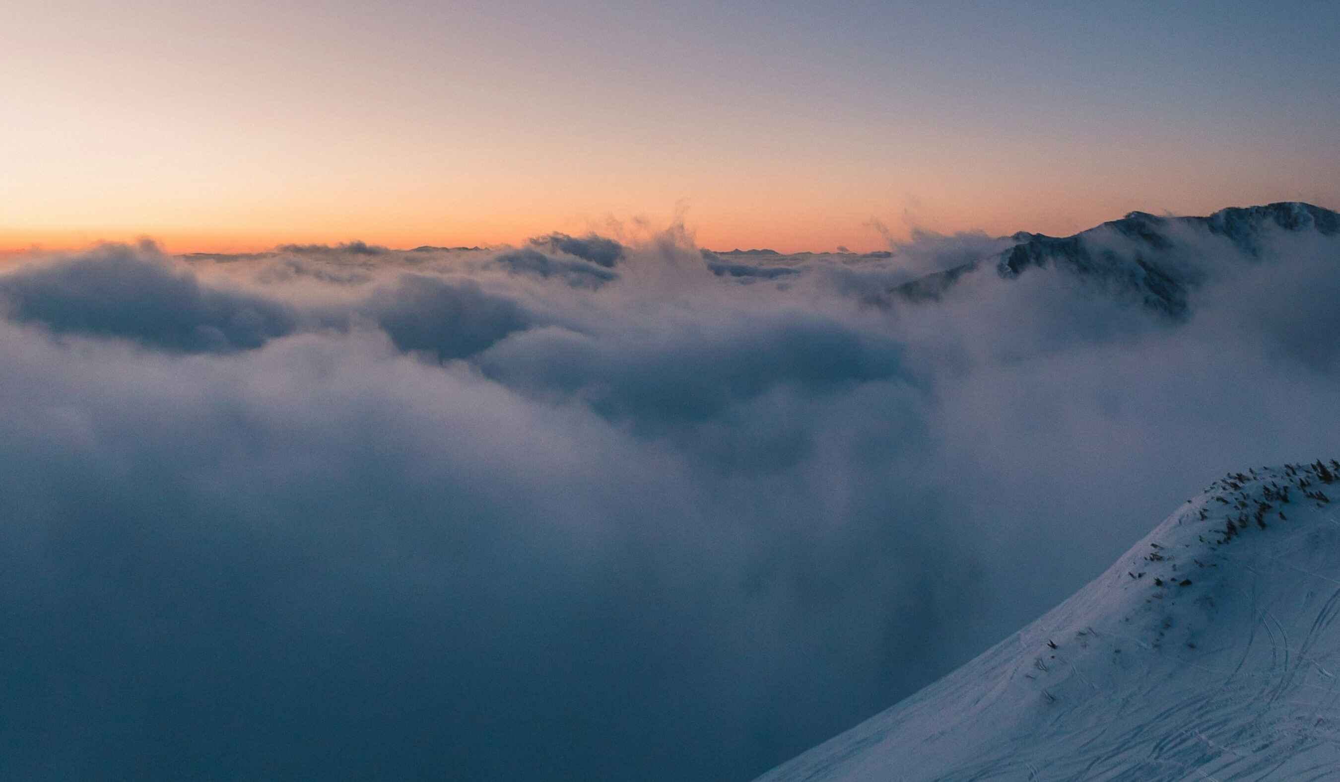 Atemberaubende Aussicht über Wolken